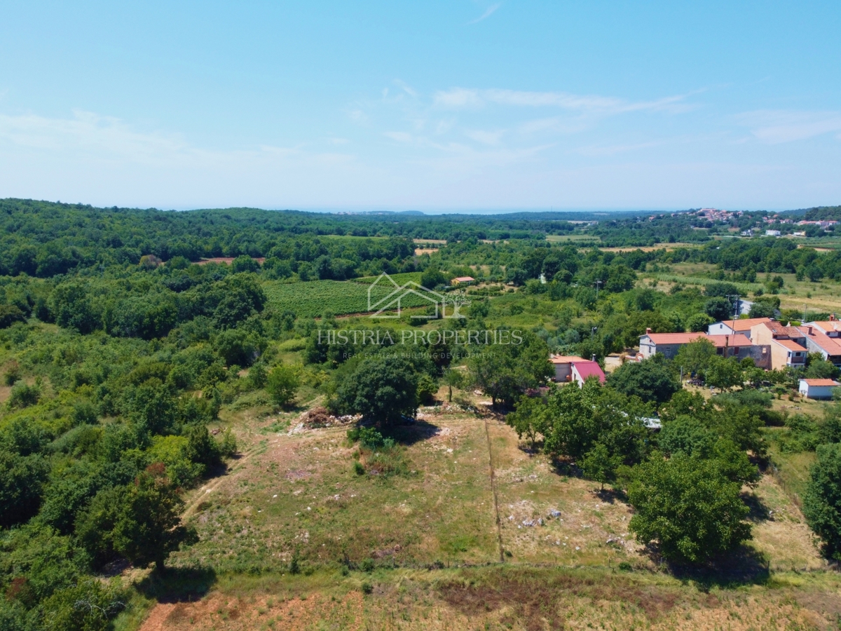 Terreno edificabile in un piccolo villaggio istriano circondato da un idillio naturale