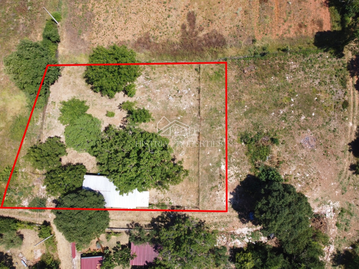 Terreno edificabile in un piccolo villaggio istriano circondato da un idillio naturale