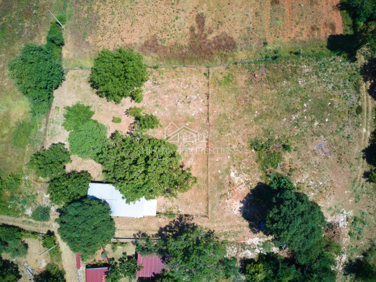 Terreno edificabile in un piccolo villaggio istriano circondato da un idillio naturale