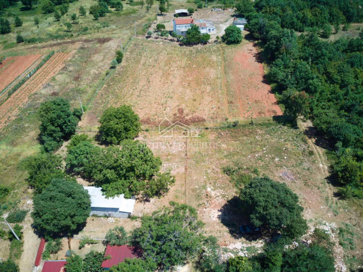 Terreno edificabile in un piccolo villaggio istriano circondato da un idillio naturale