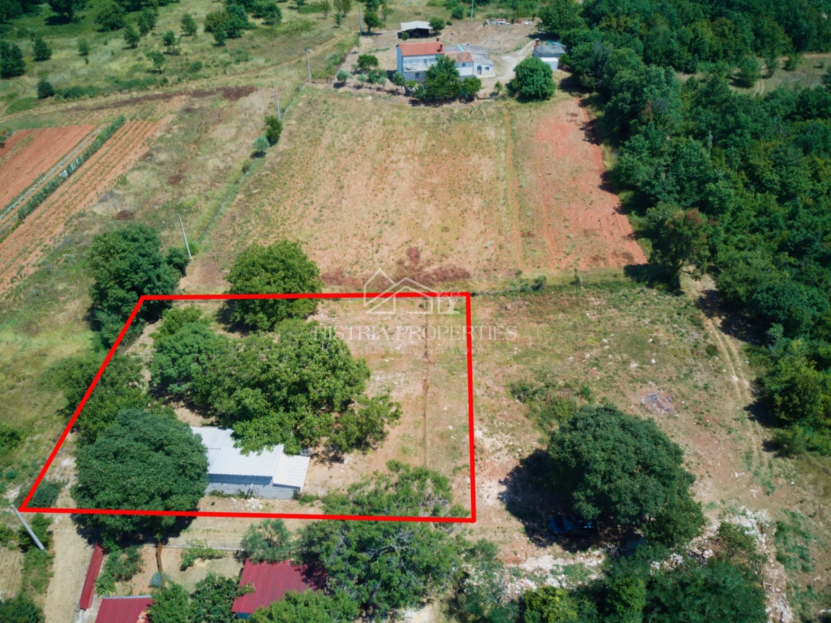 Terreno edificabile in un piccolo villaggio istriano circondato da un idillio naturale