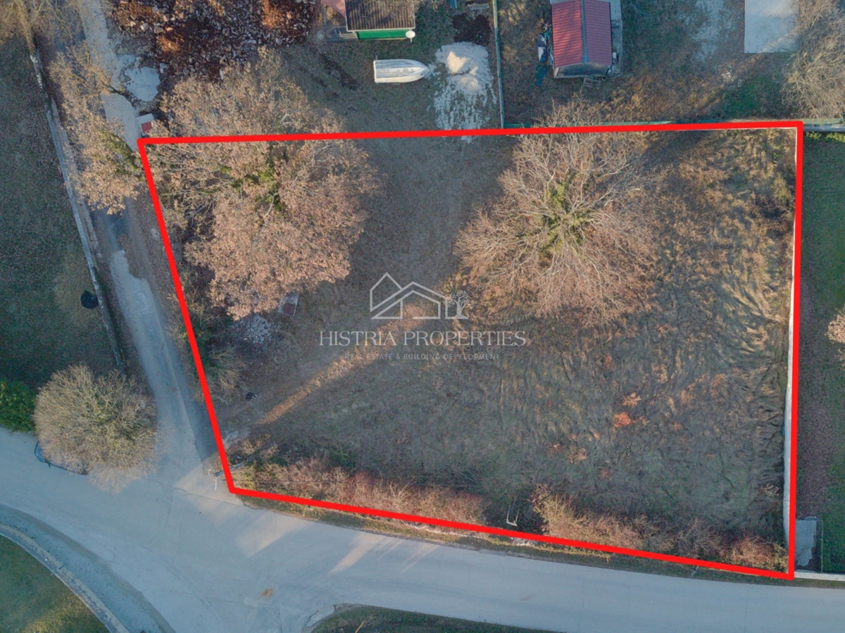 Terreno edificabile conveniente, ideale per costruire una casa per le vacanze o una casa di famiglia con un ampio giardino