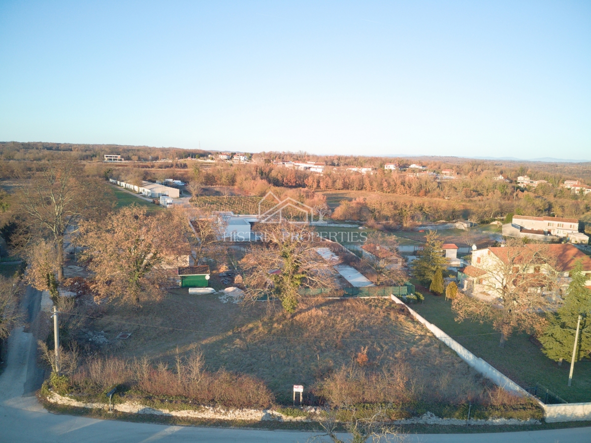 Terreno edificabile conveniente, ideale per costruire una casa per le vacanze o una casa di famiglia con un ampio giardino