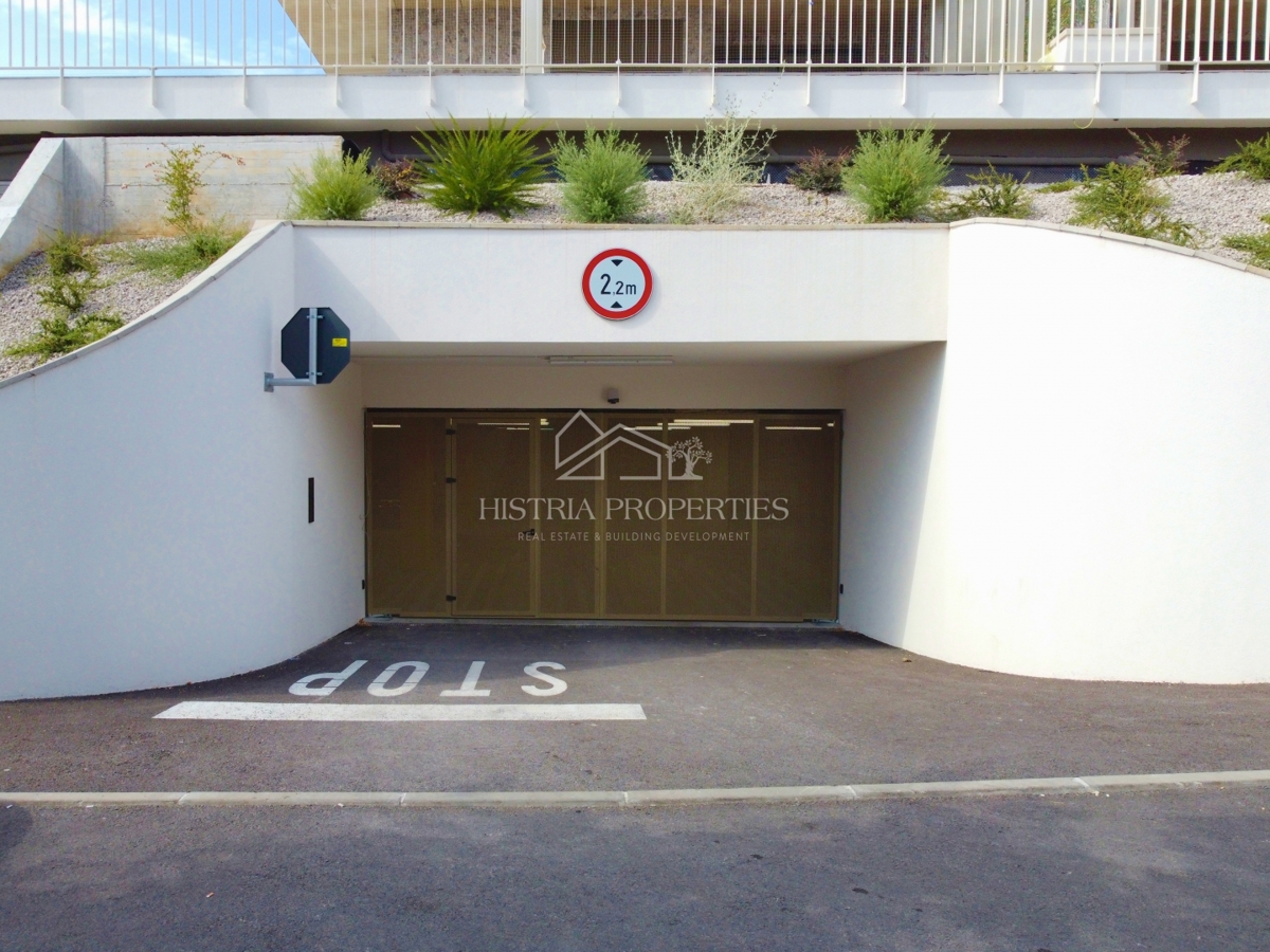 Edificio di nuova costruzione di altissima qualità e appartamento con ampia terrazza e vista mare