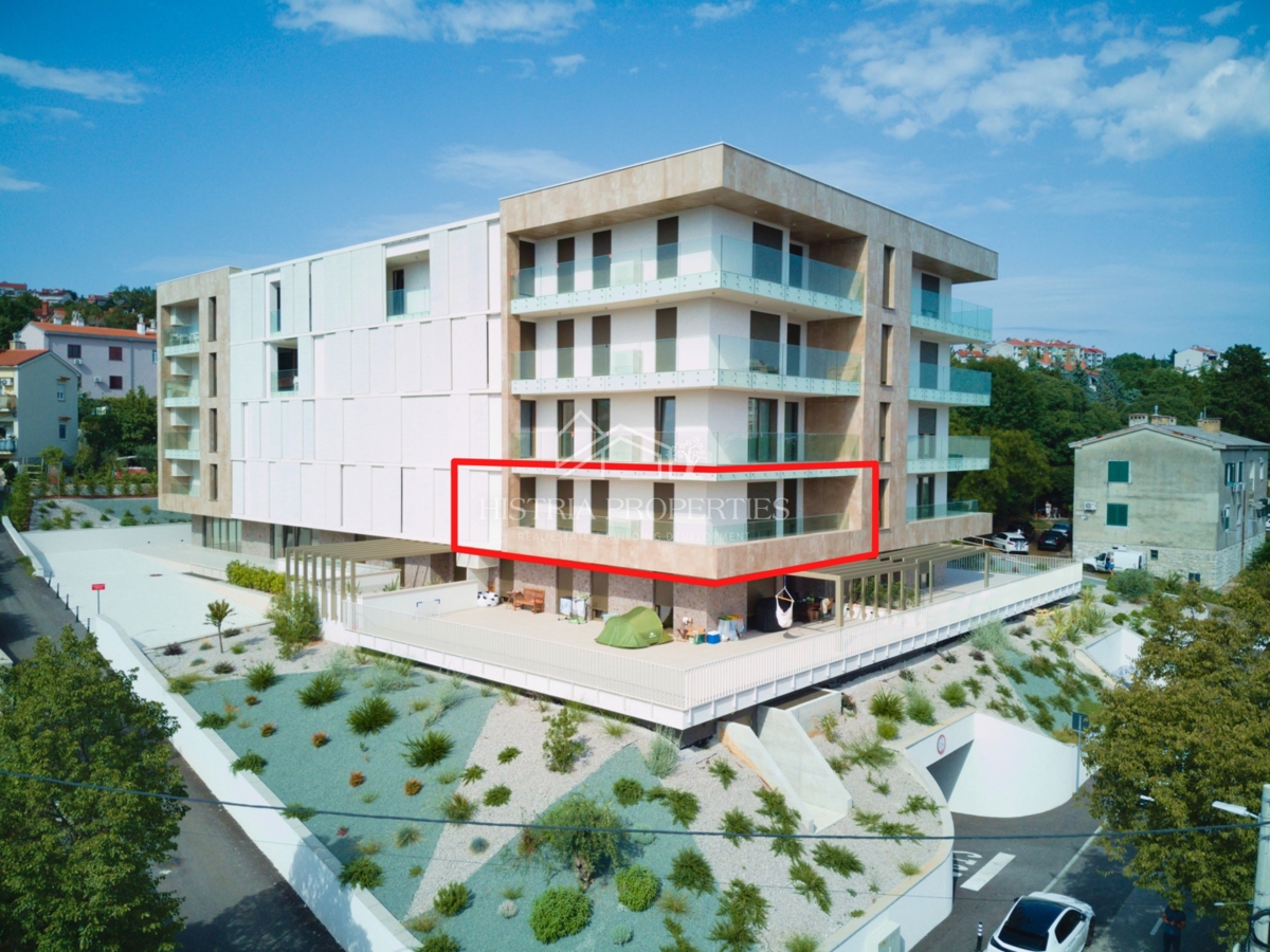 Edificio di nuova costruzione di altissima qualità e appartamento con ampia terrazza e vista mare