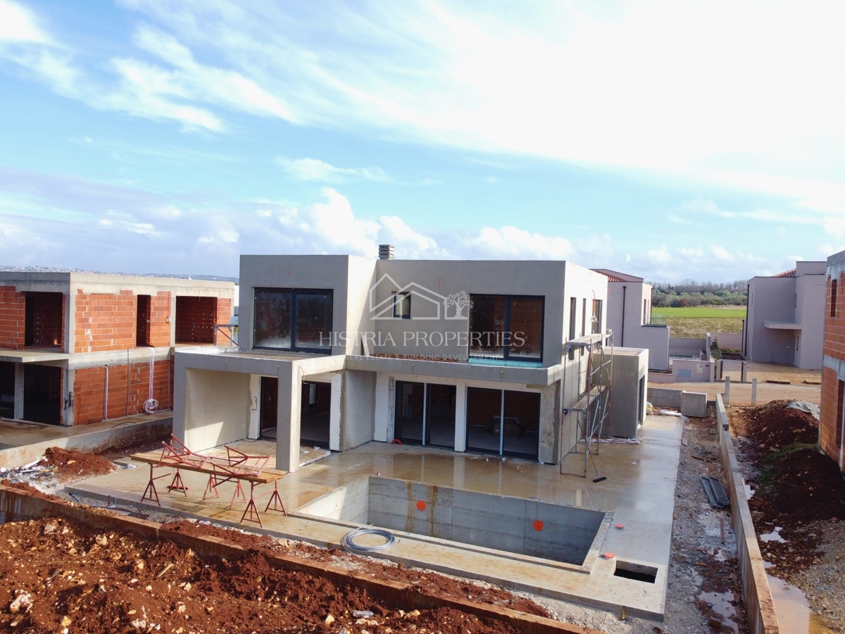 Nuovo complesso residenziale e villa moderna e confortevole con piscina vicino a Parenzo