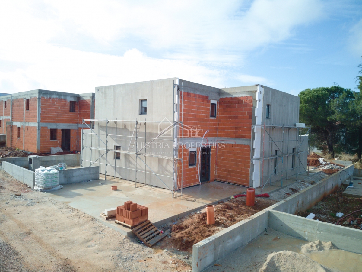 Nuovo complesso residenziale e villa moderna e confortevole con piscina vicino a Parenzo