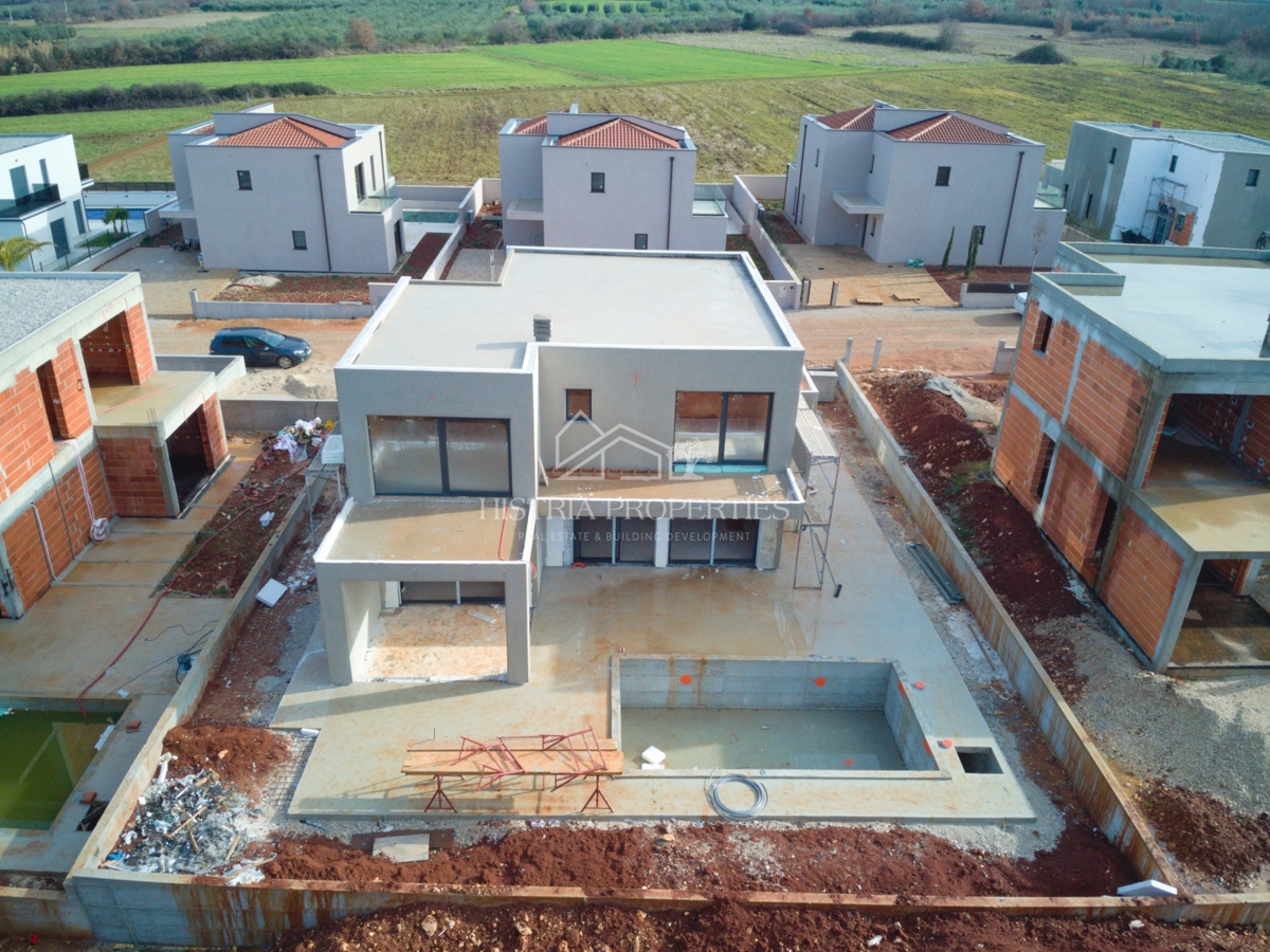 Nuovo complesso residenziale e villa moderna e confortevole con piscina vicino a Parenzo