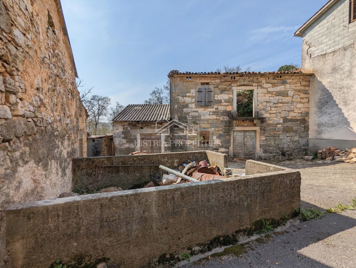 Una storia autoctona istriana con edifici da ristrutturare e tanto potenziale