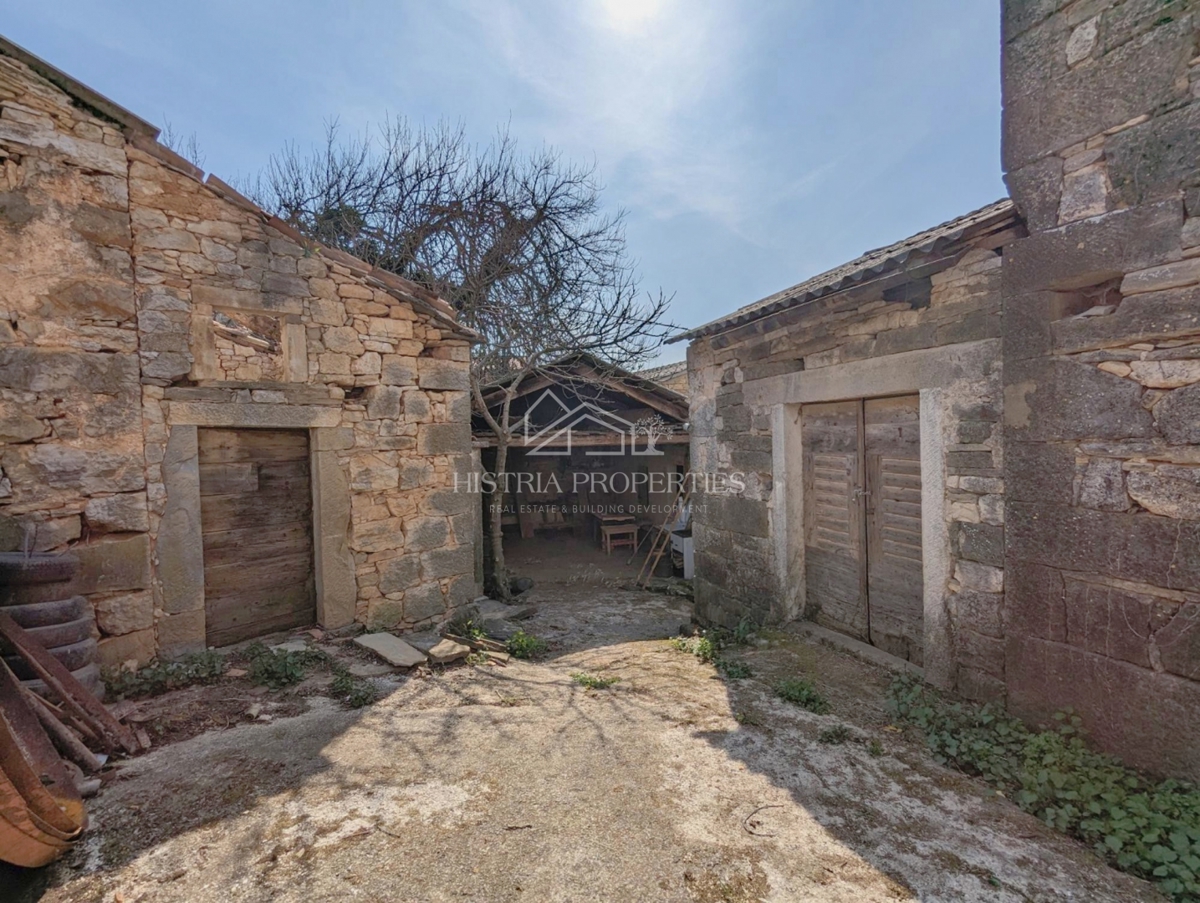 Una storia autoctona istriana con edifici da ristrutturare e tanto potenziale