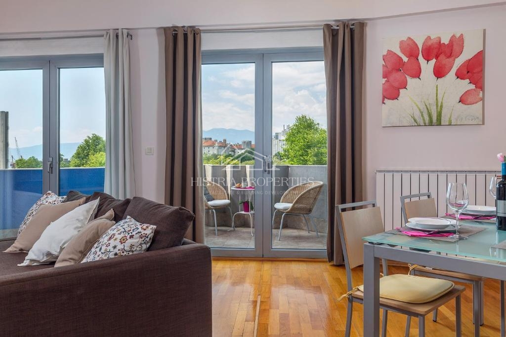 Appartamento splendidamente arredato in un edificio con ascensore, parcheggio privato e vista mare nel centro della città