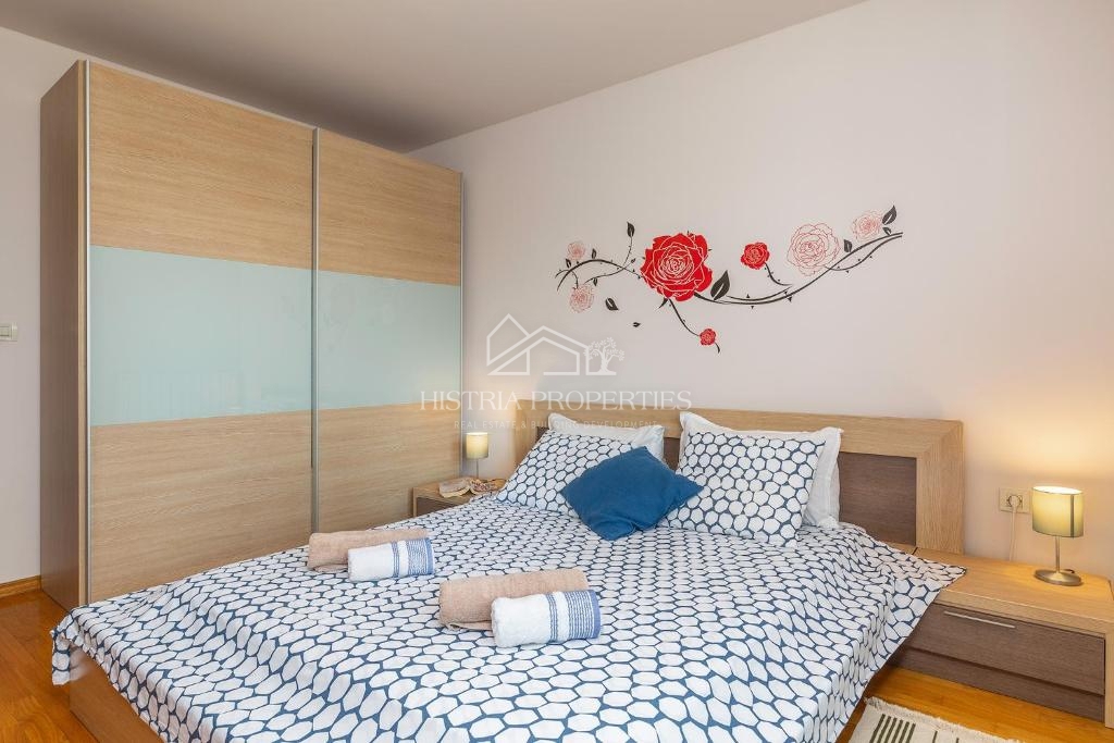 Appartamento splendidamente arredato in un edificio con ascensore, parcheggio privato e vista mare nel centro della città