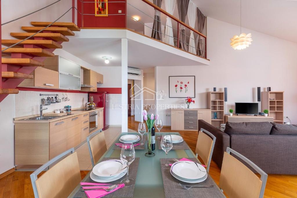 Appartamento splendidamente arredato in un edificio con ascensore, parcheggio privato e vista mare nel centro della città