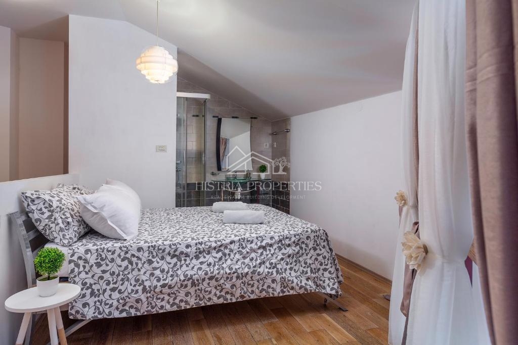 Appartamento splendidamente arredato in un edificio con ascensore, parcheggio privato e vista mare nel centro della città