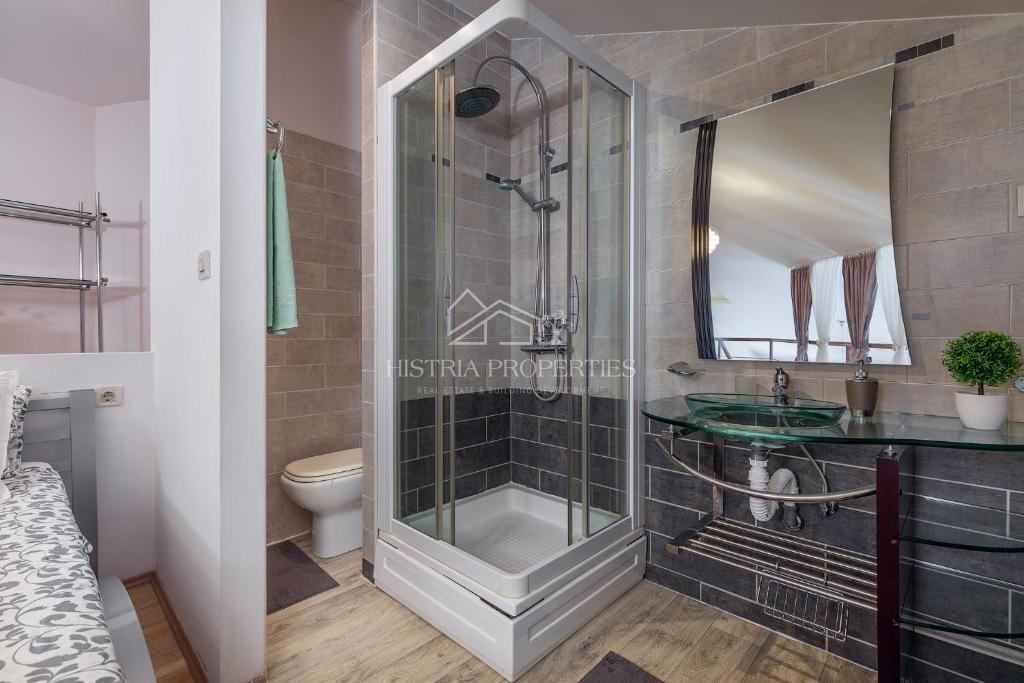 Appartamento splendidamente arredato in un edificio con ascensore, parcheggio privato e vista mare nel centro della città