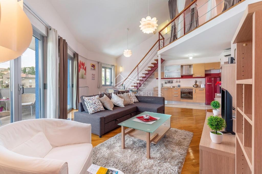 Appartamento splendidamente arredato in un edificio con ascensore, parcheggio privato e vista mare nel centro della città