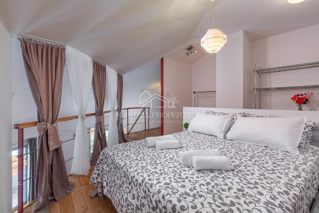 Appartamento splendidamente arredato in un edificio con ascensore, parcheggio privato e vista mare nel centro della città