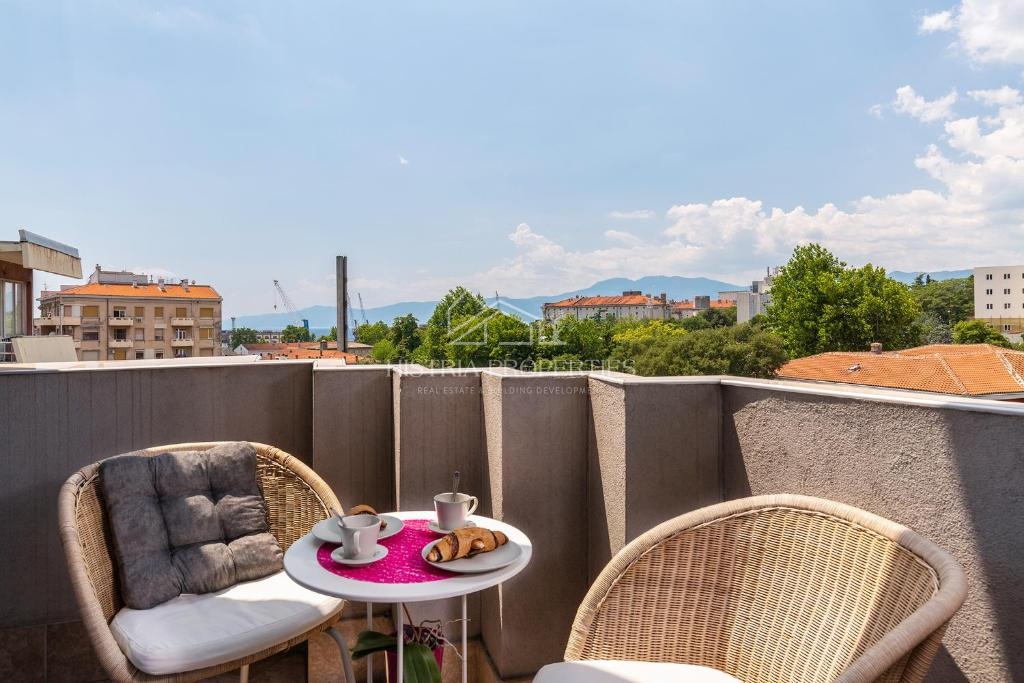 Appartamento splendidamente arredato in un edificio con ascensore, parcheggio privato e vista mare nel centro della città