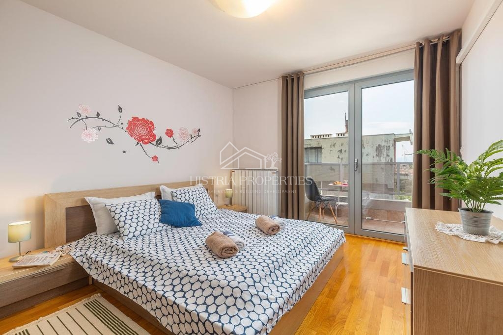 Appartamento splendidamente arredato in un edificio con ascensore, parcheggio privato e vista mare nel centro della città