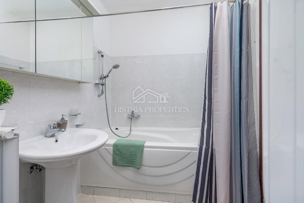 Appartamento splendidamente arredato in un edificio con ascensore, parcheggio privato e vista mare nel centro della città