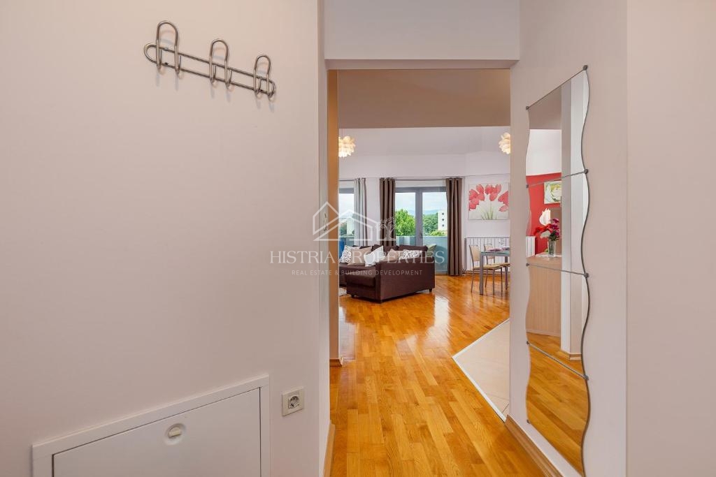 Appartamento splendidamente arredato in un edificio con ascensore, parcheggio privato e vista mare nel centro della città