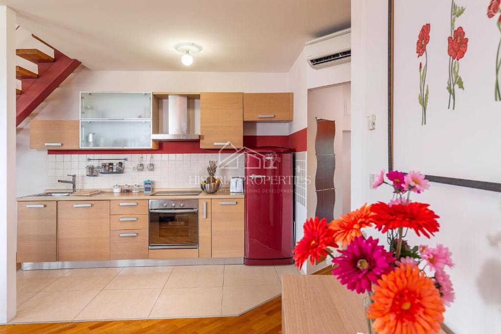 Appartamento splendidamente arredato in un edificio con ascensore, parcheggio privato e vista mare nel centro della città