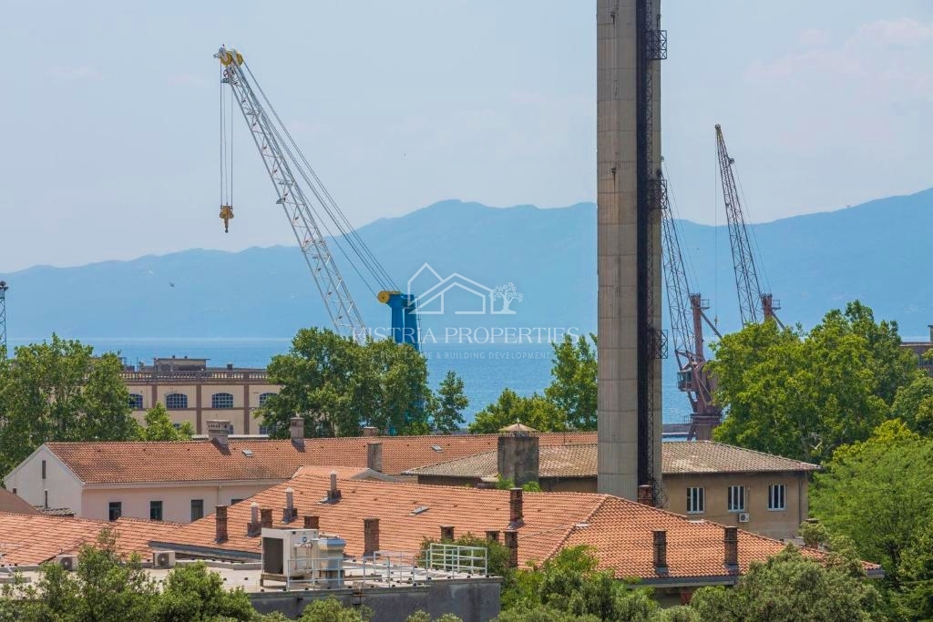 Appartamento splendidamente arredato in un edificio con ascensore, parcheggio privato e vista mare nel centro della città
