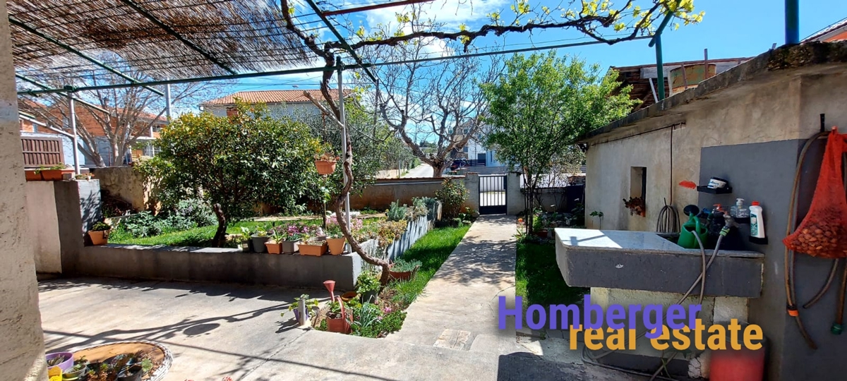 Casa familiare con 2 appartamenti, garage - possibilità di piscina