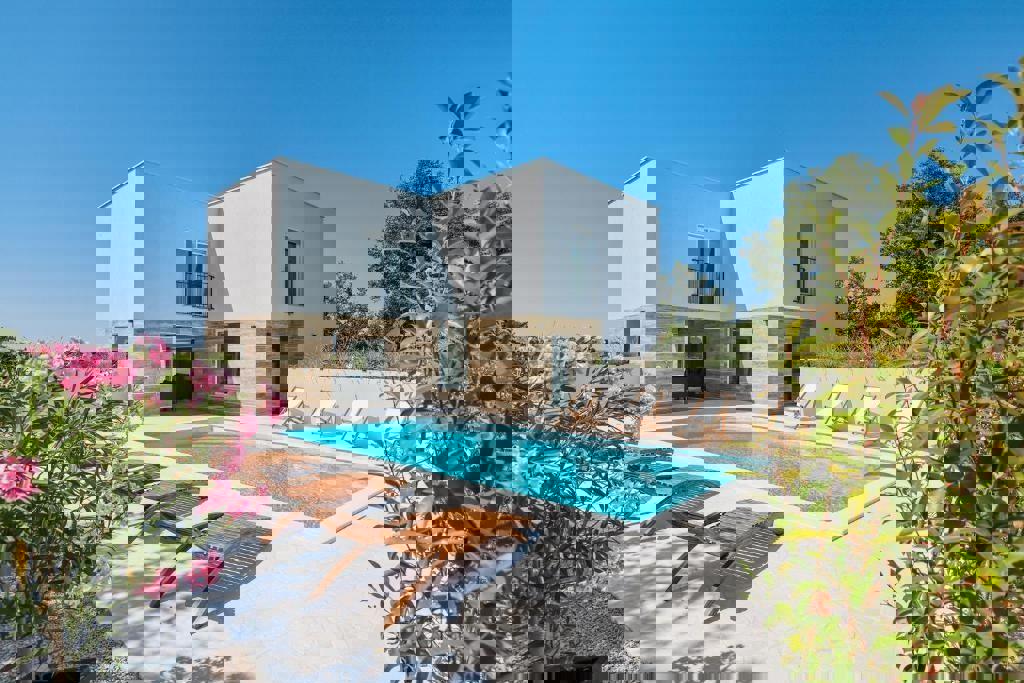 Bellissima villa con piscina in posizione isolata