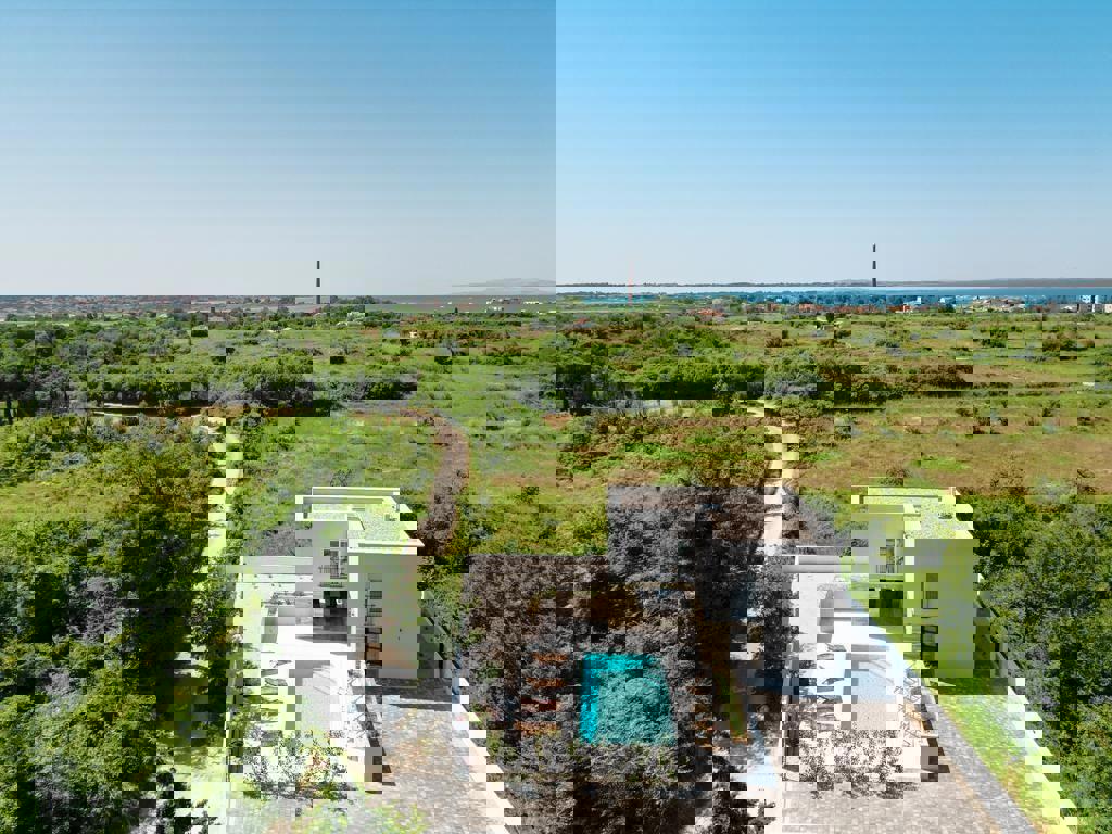 Bellissima villa con piscina in posizione isolata