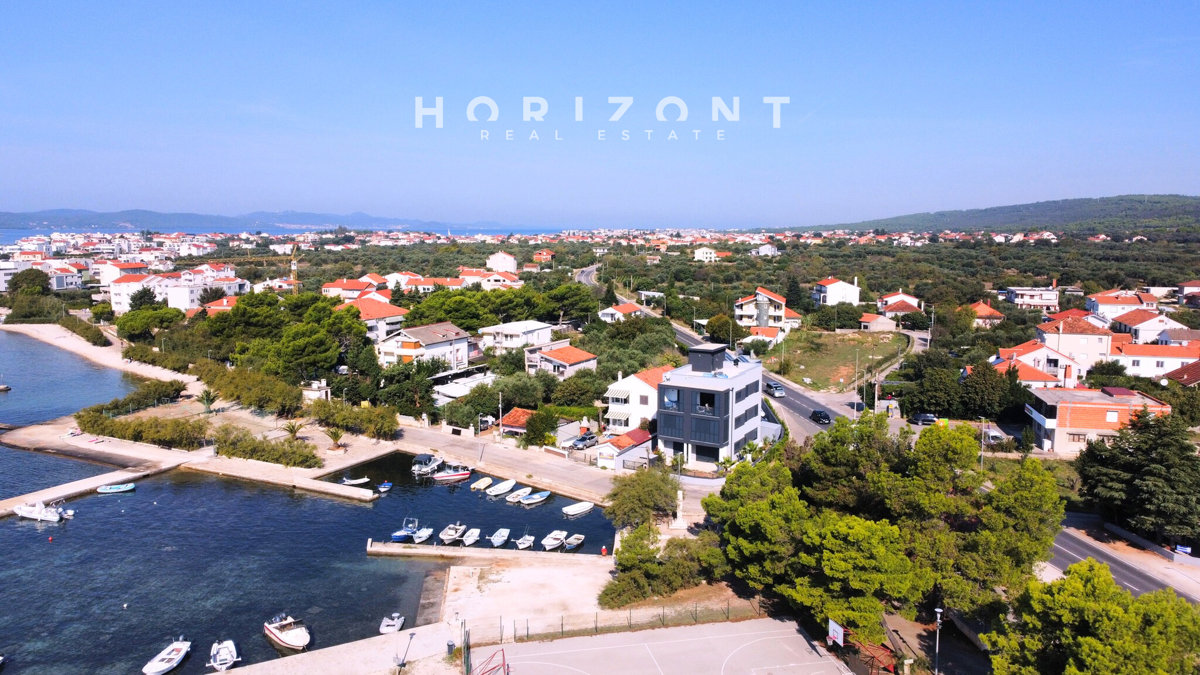 Attico moderno e arredato con una camera da letto a Sukošan