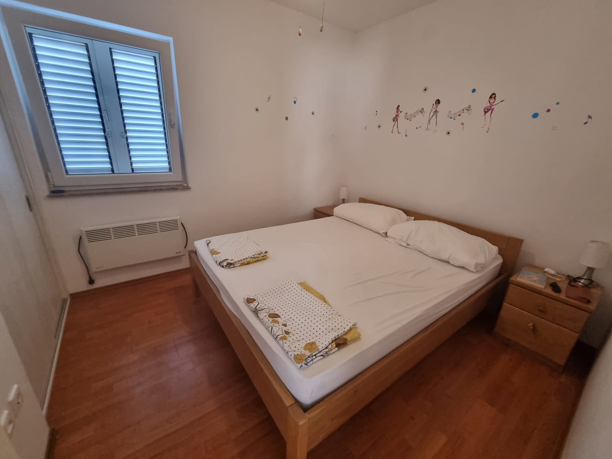 Investimento e vita sul mare: appartamento a Povljana con posto auto