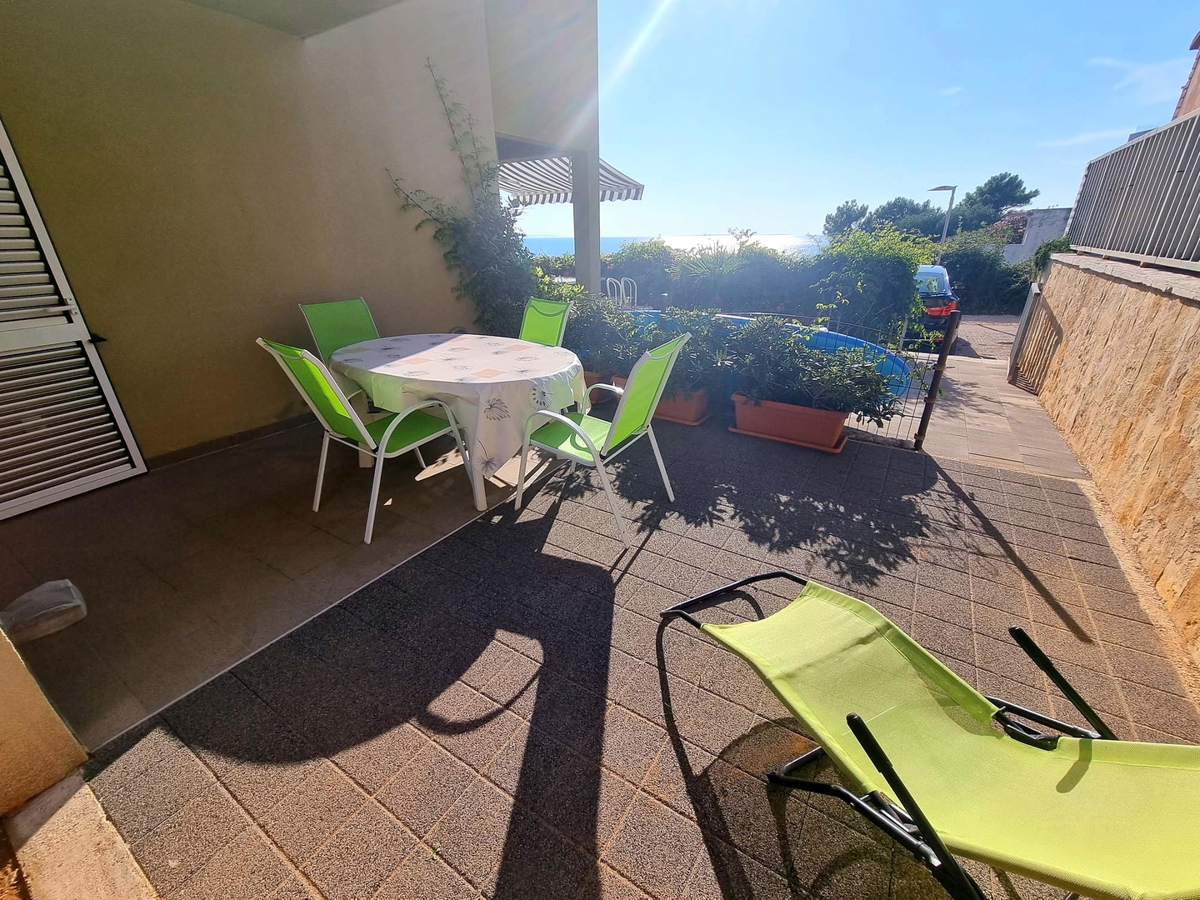 Investimento e vita sul mare: appartamento a Povljana con posto auto