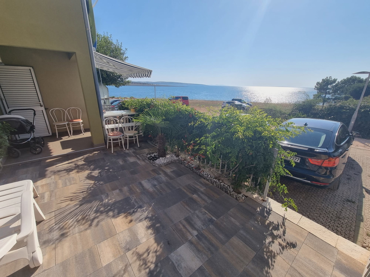 Investimento e vita sul mare: appartamento a Povljana con posto auto