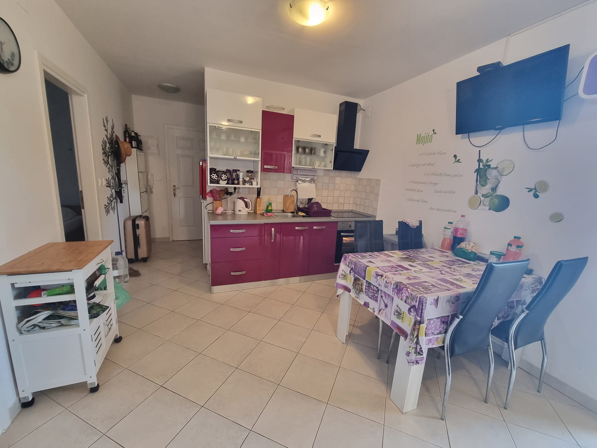 Investimento e vita sul mare: appartamento a Povljana con posto auto