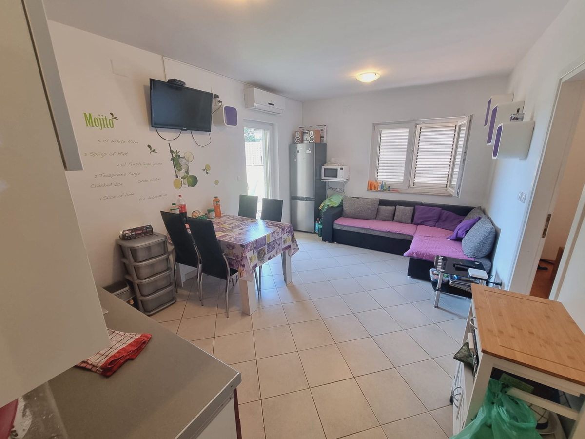 Investimento e vita sul mare: appartamento a Povljana con posto auto