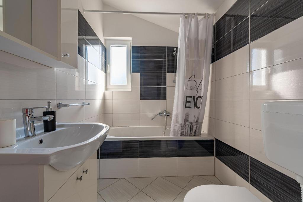 Villa con piscina e cascata – paradiso privato vicino al mare