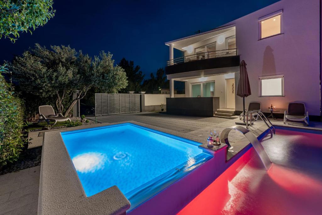 Villa con piscina e cascata – paradiso privato vicino al mare