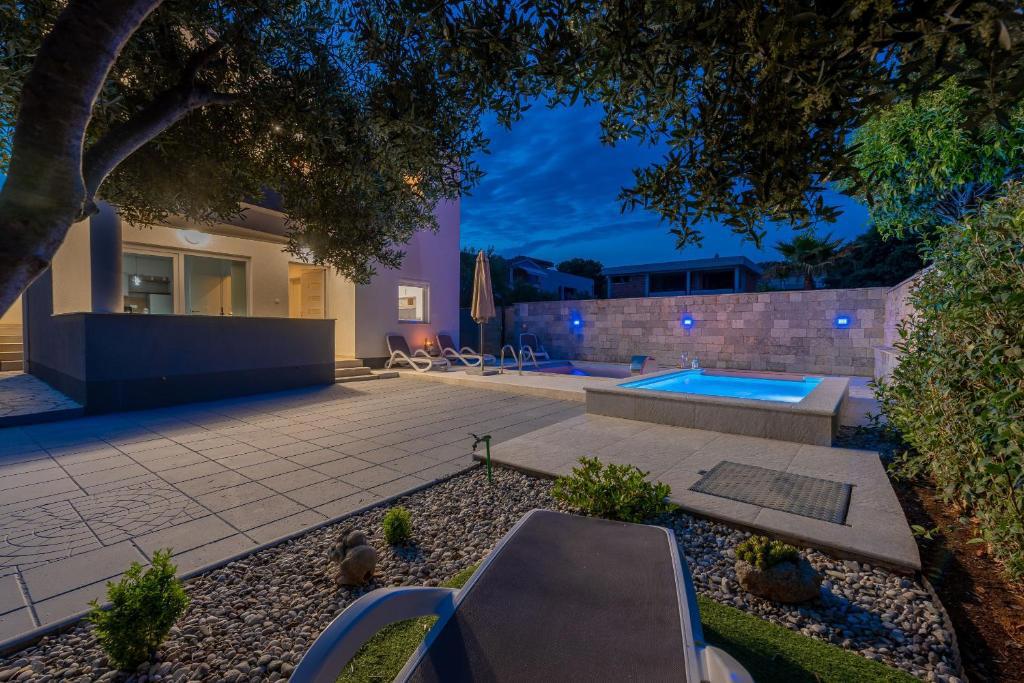 Villa con piscina e cascata – paradiso privato vicino al mare