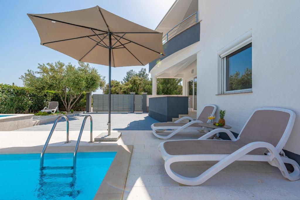 Villa con piscina e cascata – paradiso privato vicino al mare