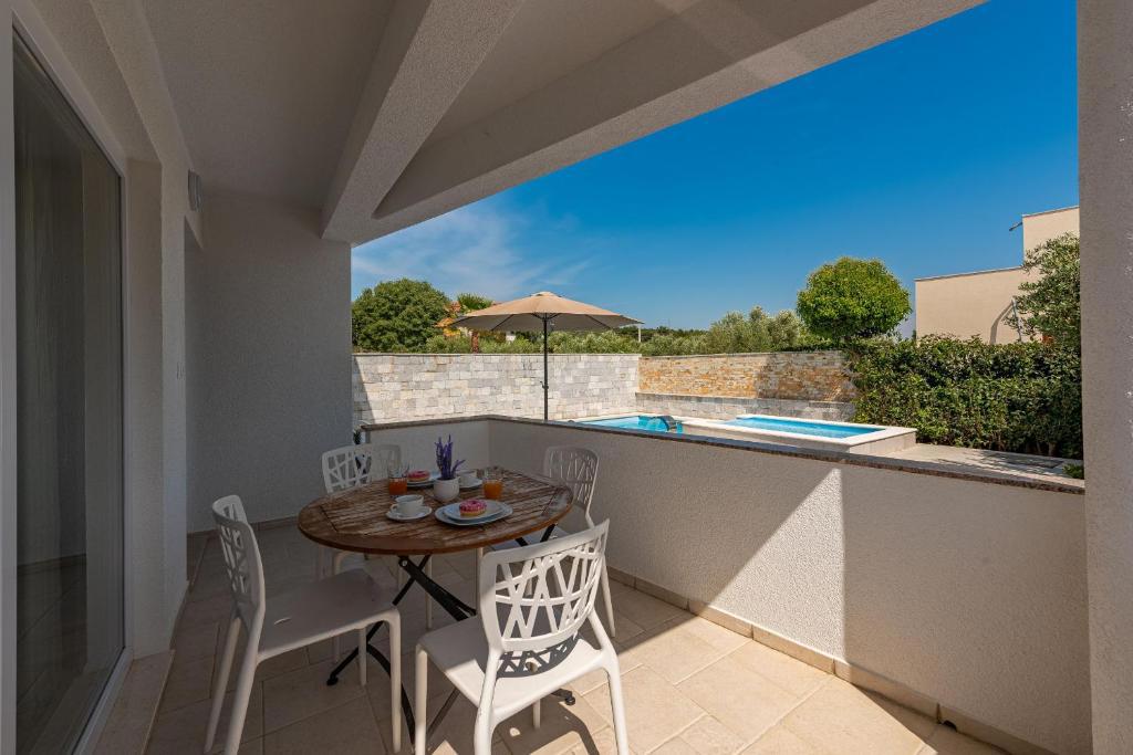 Villa con piscina e cascata – paradiso privato vicino al mare