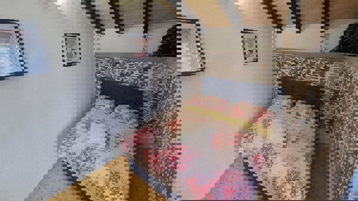 Casa con appartamenti con piscina