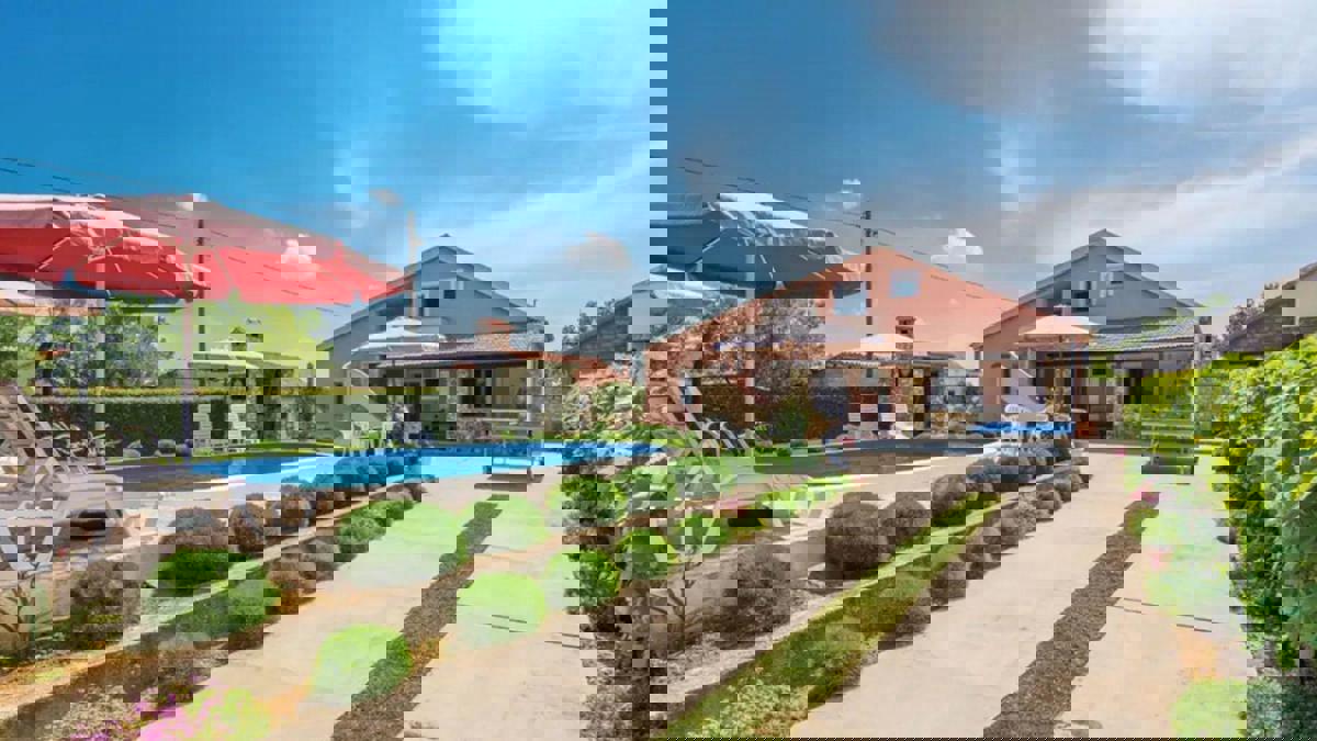 Casa con appartamenti con piscina