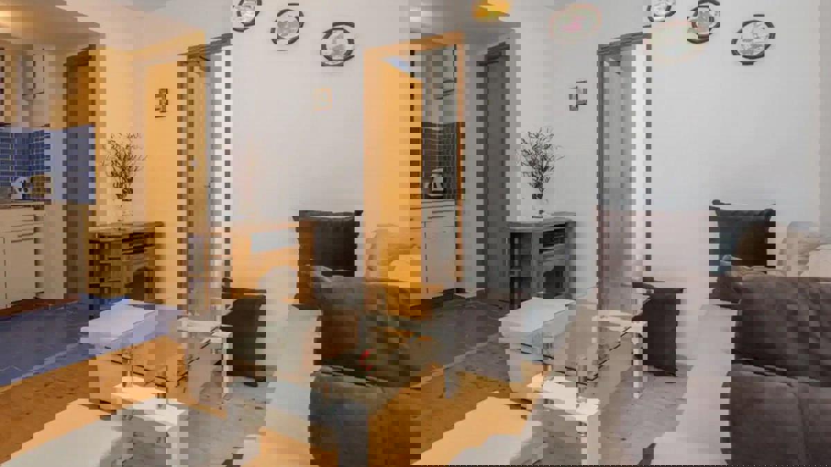 Casa con appartamenti con piscina