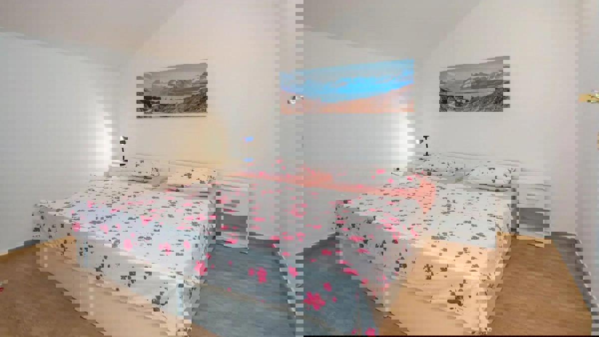 Casa con appartamenti con piscina