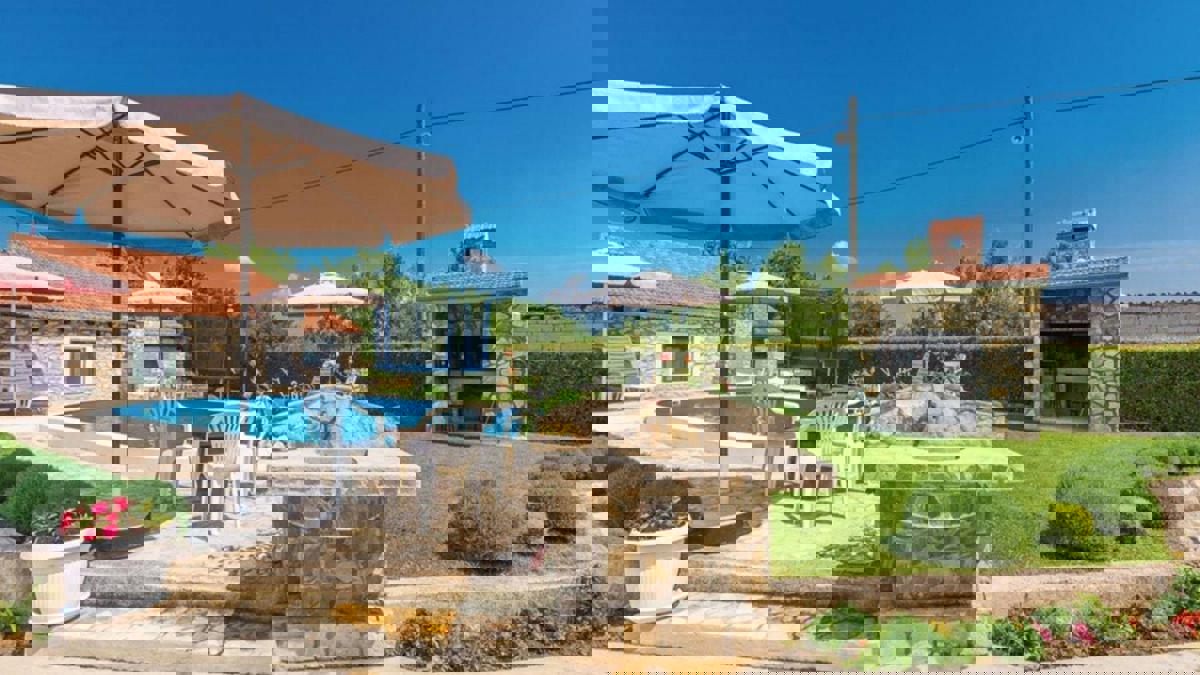 Casa con appartamenti con piscina