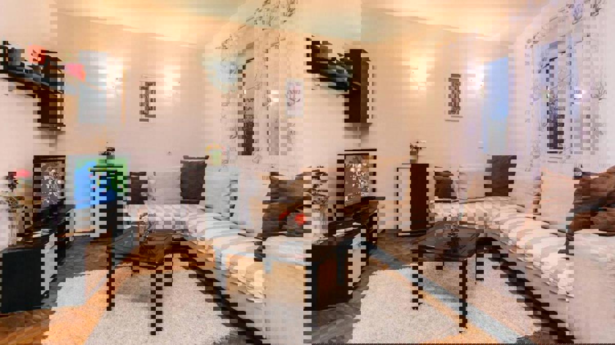 Casa con appartamenti con piscina