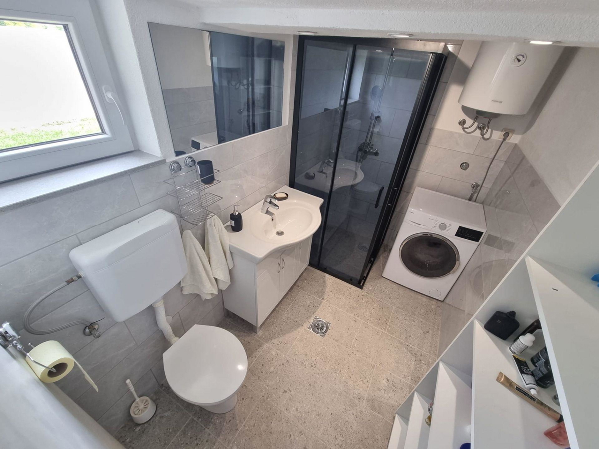 Casa con appartamenti con piscina