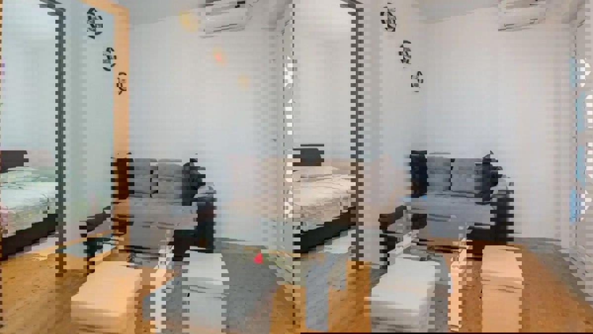 Casa con appartamenti con piscina