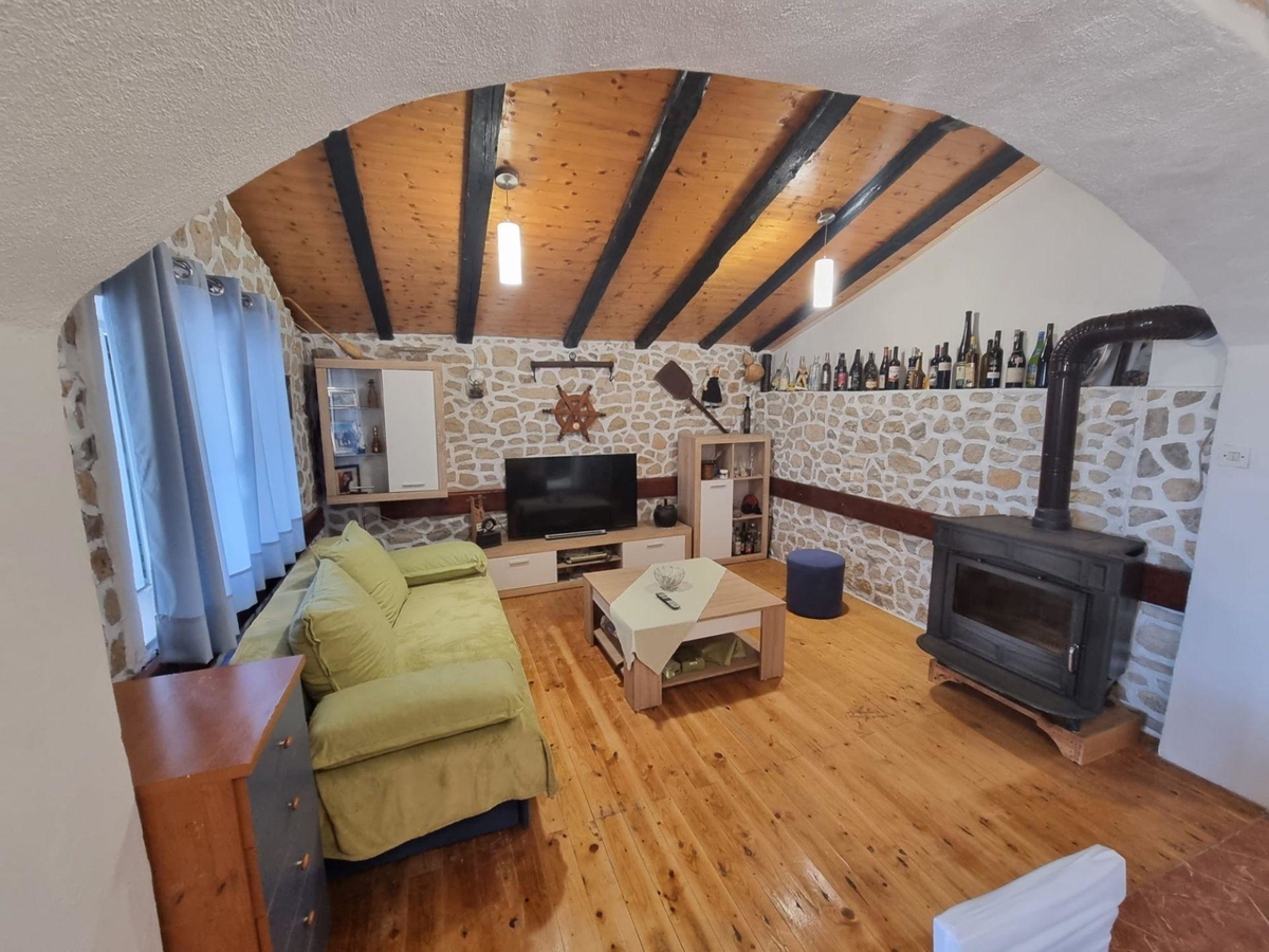 Casa con appartamenti con piscina